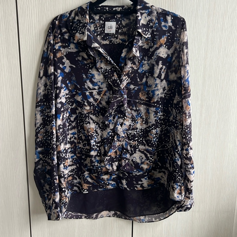Cabi blouse, constellation. Ruffle detail, high low hem
